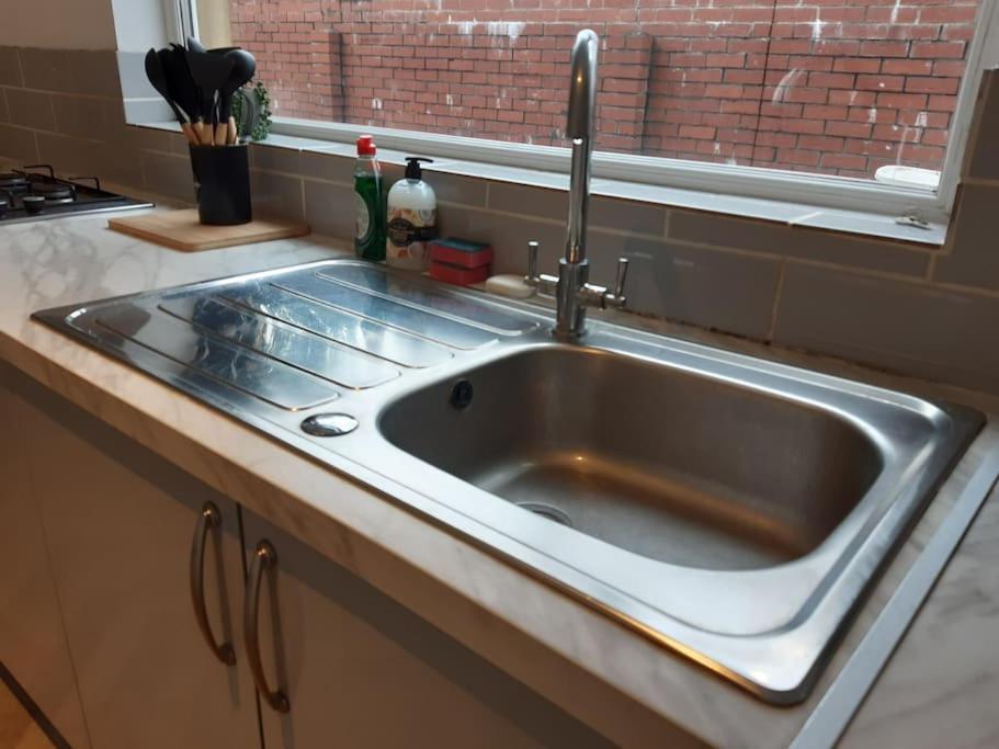 Free Parking Spacious Home คาร์ดิฟฟ์ ภายนอก รูปภาพ